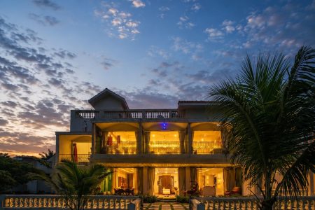 Emarald Villa – 5 Bedrooms | 15 Pax | Private Swimming pool | Indoor games | Huge lawn | Ideal villa for corporate and family